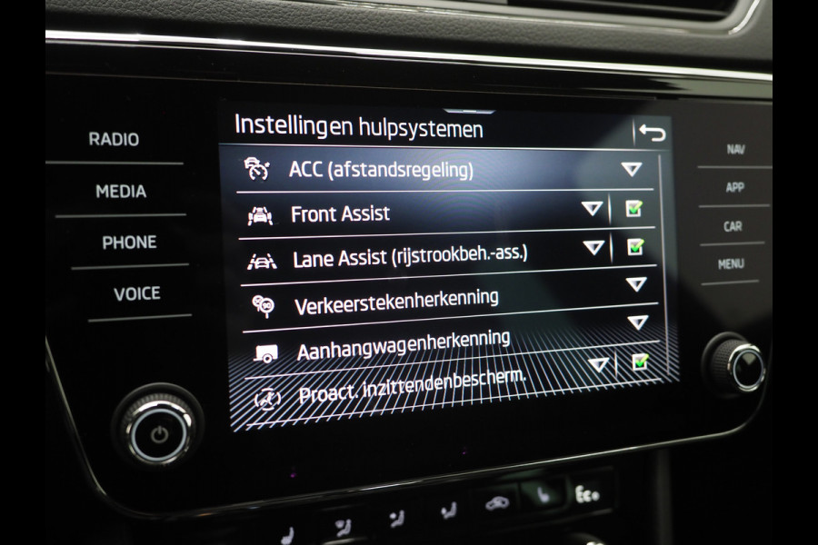 Škoda Superb Combi 1.4 TSI iV Sportline 218PK | Sportstoelen | Trekhaak | Camera | Memory | Sfeer | Keyless | Adaptive Cruise