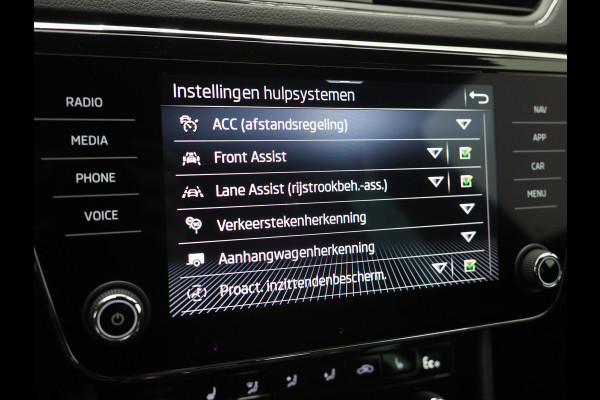 Škoda Superb Combi 1.4 TSI iV Sportline 218PK | Sportstoelen | Trekhaak | Camera | Memory | Sfeer | Keyless | Adaptive Cruise