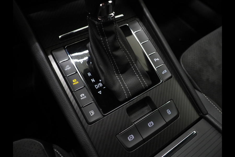 Škoda Superb Combi 1.4 TSI iV Sportline 218PK | Sportstoelen | Trekhaak | Camera | Memory | Sfeer | Keyless | Adaptive Cruise