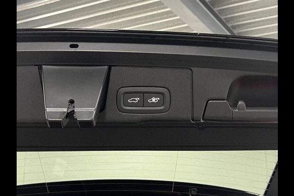 Volvo XC60 2.0 T8 Plug-in hybrid AWD Ultra Black Edition Luchtvering | Open dak | Adapt. cruise control | Harman Kardon | 360° Camera | Head-up | Pilot assist