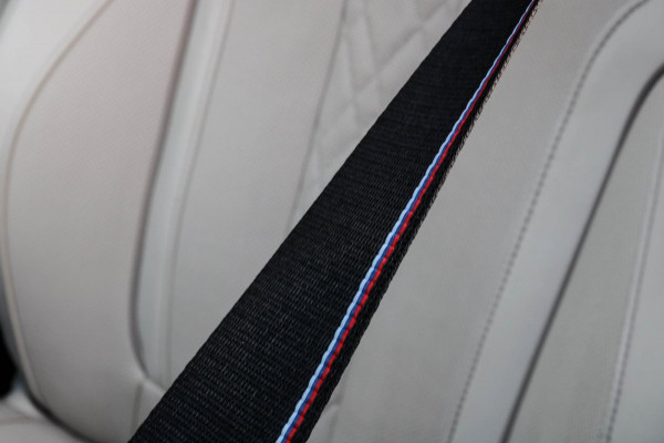 BMW 5 Serie Touring 530e xDrive M-Sport | Trekhaak | Pano | Soft close | Laser | Massage | Ambient Air | Head Up | Achterassturing