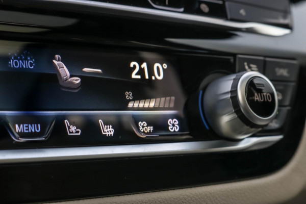 BMW 5 Serie Touring 530e xDrive M-Sport | Trekhaak | Pano | Soft close | Laser | Massage | Ambient Air | Head Up | Achterassturing