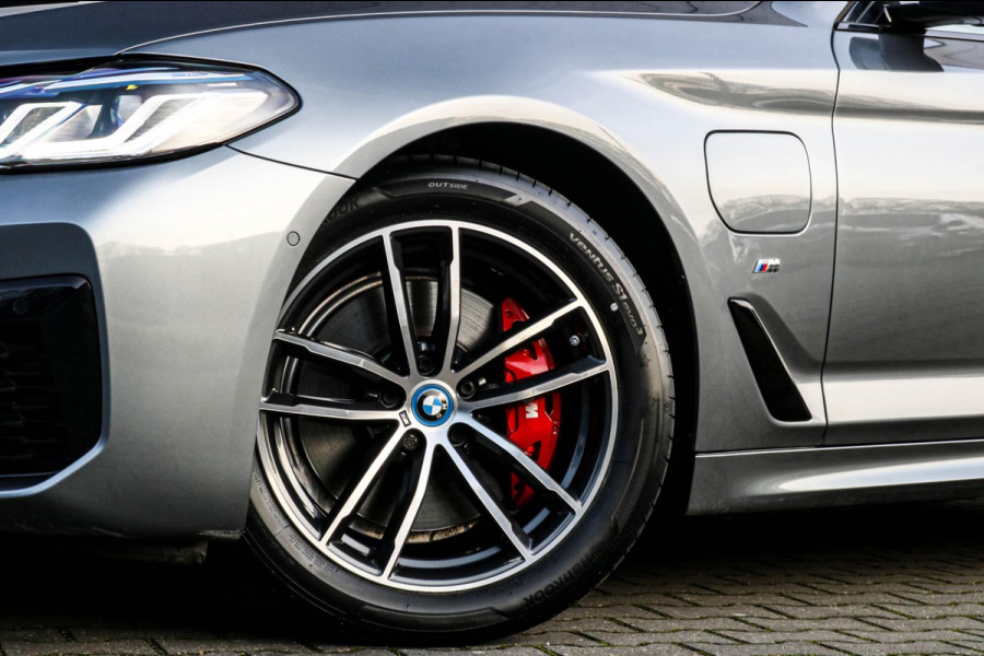 BMW 5 Serie Touring 530e xDrive M-Sport | Trekhaak | Pano | Soft close | Laser | Massage | Ambient Air | Head Up | Achterassturing
