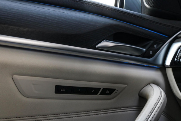 BMW 5 Serie Touring 530e xDrive M-Sport | Trekhaak | Pano | Soft close | Laser | Massage | Ambient Air | Head Up | Achterassturing