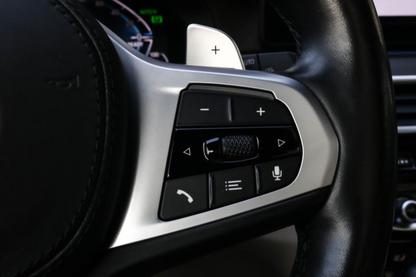 BMW 5 Serie Touring 530e xDrive M-Sport | Trekhaak | Pano | Soft close | Laser | Massage | Ambient Air | Head Up | Achterassturing