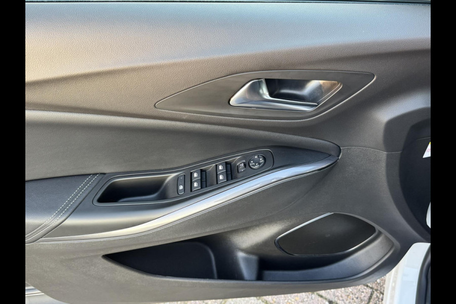 Opel Grandland X 1.6 Turbo Hybrid4 Ultimate AWD Climate Cruise Stoelverwarming/-ventilatie Navi Sensoren+camera Apple / Android