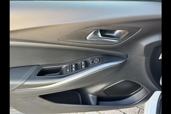 Opel Grandland X 1.6 Turbo Hybrid4 Ultimate AWD Climate Cruise Stoelverwarming/-ventilatie Navi Sensoren+camera Apple / Android