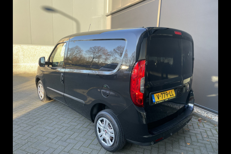 Fiat Doblò Cargo 1.6 MJ L1H1 SX Airco - Bluetooth - Parkeersensoren achter - Radio - Tussenschot volledig - Zijschuifdeur rechts - Stuur multifunctioneel - Mistlampen voor - Elektrische ramen voor