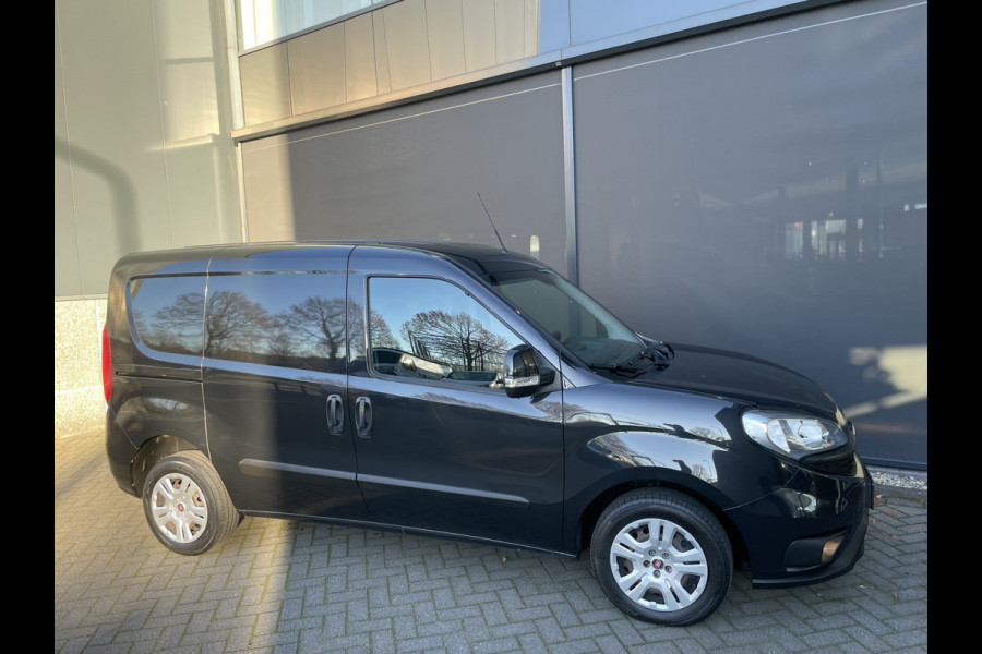 Fiat Doblò Cargo 1.6 MJ L1H1 SX Airco - Bluetooth - Parkeersensoren achter - Radio - Tussenschot volledig - Zijschuifdeur rechts - Stuur multifunctioneel - Mistlampen voor - Elektrische ramen voor