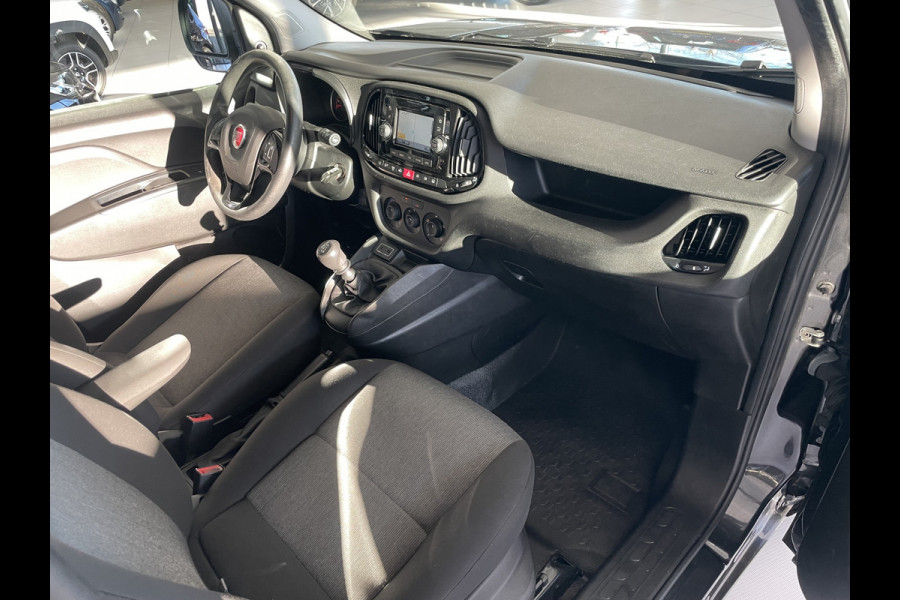 Fiat Doblò Cargo 1.6 MJ L1H1 SX Airco - Bluetooth - Parkeersensoren achter - Radio - Tussenschot volledig - Zijschuifdeur rechts - Stuur multifunctioneel - Mistlampen voor - Elektrische ramen voor