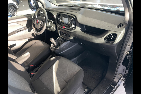 Fiat Doblò Cargo 1.6 MJ L1H1 SX Airco - Bluetooth - Parkeersensoren achter - Radio - Tussenschot volledig - Zijschuifdeur rechts - Stuur multifunctioneel - Mistlampen voor - Elektrische ramen voor