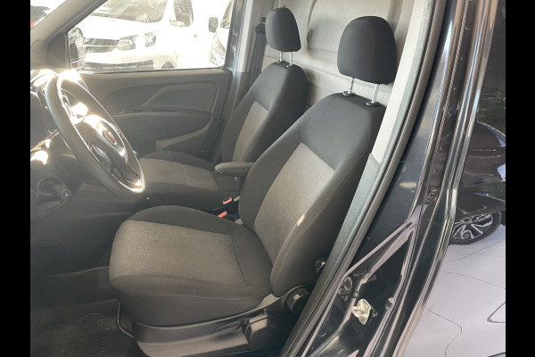 Fiat Doblò Cargo 1.6 MJ L1H1 SX Airco - Bluetooth - Parkeersensoren achter - Radio - Tussenschot volledig - Zijschuifdeur rechts - Stuur multifunctioneel - Mistlampen voor - Elektrische ramen voor