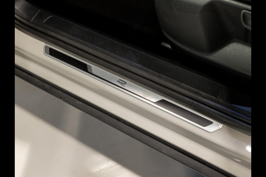 Volkswagen T-Roc 1.5 TSI R-Line Edition / 150pk / Stoel en stuur verwarming / Achteruitrij camera / Keyless /