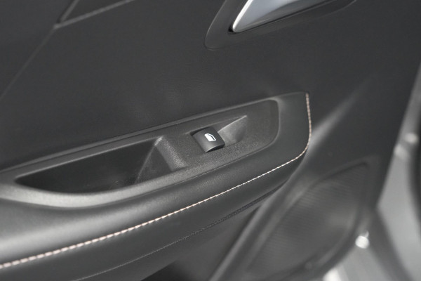 Peugeot 208 Hybrid 110 e-DCS6 Allure | Stoelverwarming | Apple Carplay | Parkeersensoren