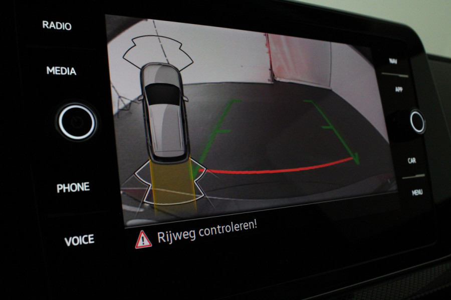 Volkswagen T-Cross 1.0 TSI Style Business Premium Automaat/Camera/IQ-LED/18inch/Luxe interieur/Adapt.cruise/Smoky Gray Metallic kleur