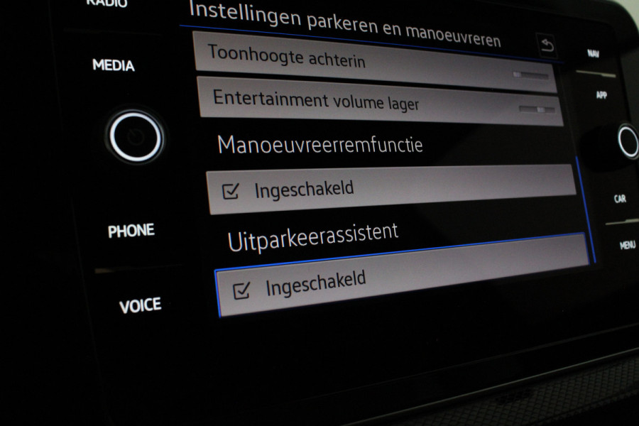 Volkswagen T-Cross 1.0 TSI Style Business Premium Automaat/Camera/IQ-LED/18inch/Luxe interieur/Adapt.cruise/Smoky Gray Metallic kleur