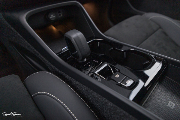 Volvo XC40 1.5 T4 Plug-in hybrid Plus Dark | Adaptieve cruise | Memory | Blis | Harman Kardon |