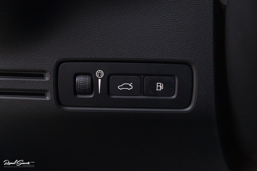 Volvo XC40 1.5 T4 Plug-in hybrid Plus Dark | Adaptieve cruise | Memory | Blis | Harman Kardon |