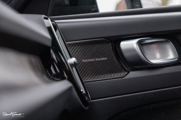 Volvo XC40 1.5 T4 Plug-in hybrid Plus Dark | Adaptieve cruise | Memory | Blis | Harman Kardon |