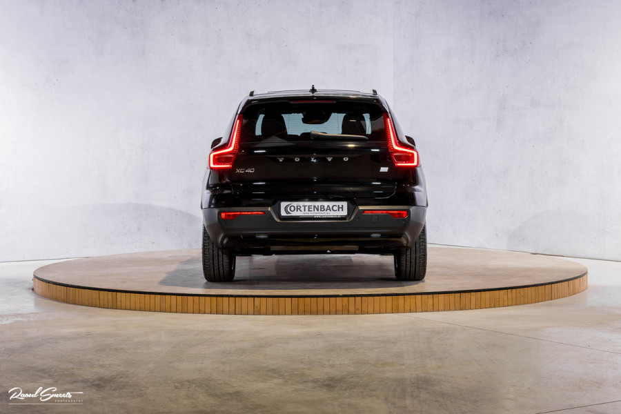 Volvo XC40 1.5 T5 Plug-in hybrid Ultimate Dark | Panorama dak | Zwenkbare trekhaak | Adaptieve cruise | Blis | Memory |