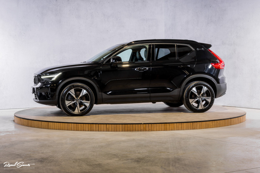 Volvo XC40 1.5 T5 Plug-in hybrid Ultimate Dark | Panorama dak | Zwenkbare trekhaak | Adaptieve cruise | Blis | Memory |