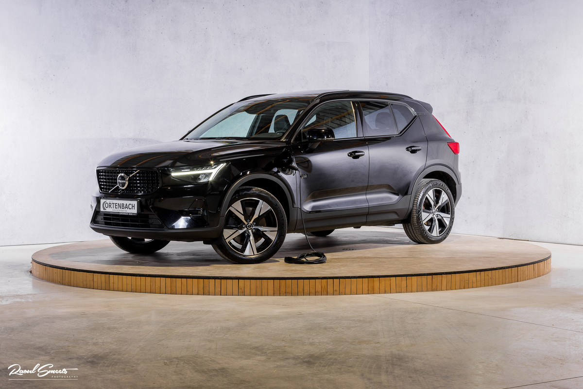Volvo XC40 1.5 T5 Plug-in hybrid Ultimate Dark | Panorama dak | Zwenkbare trekhaak | Adaptieve cruise | Blis | Memory |