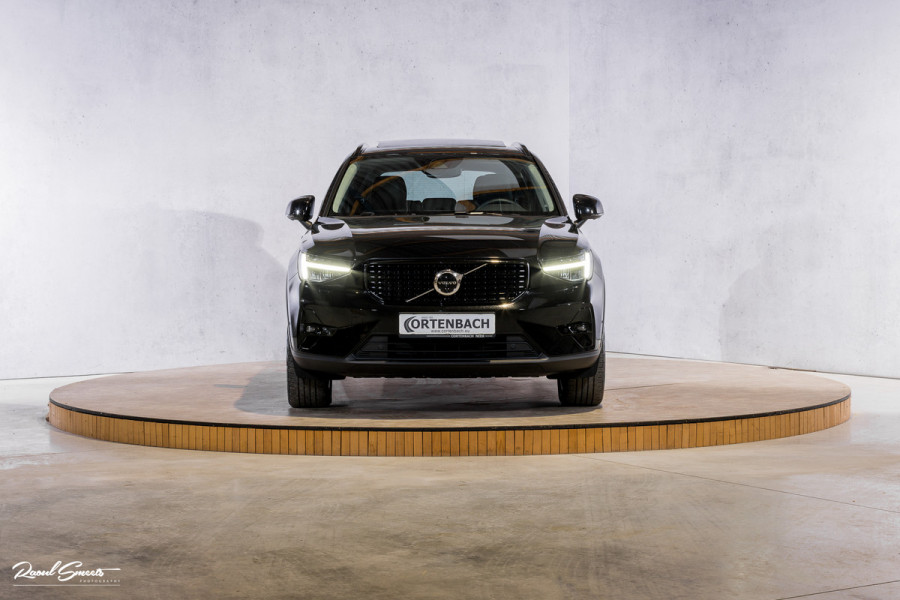 Volvo XC40 1.5 T5 Plug-in hybrid Ultimate Dark | Panorama dak | Zwenkbare trekhaak | Adaptieve cruise | Blis | Memory |