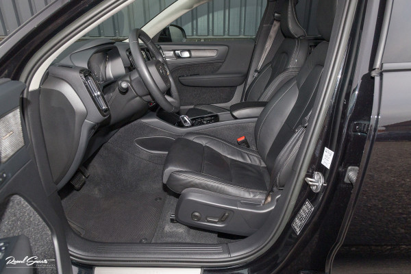 Volvo XC40 1.5 T5 Plug-in hybrid Ultimate Dark | Panorama dak | Zwenkbare trekhaak | Adaptieve cruise | Blis | Memory |