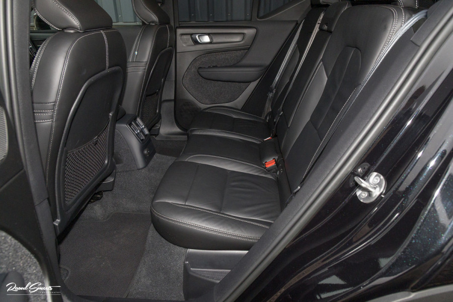 Volvo XC40 1.5 T5 Plug-in hybrid Ultimate Dark | Panorama dak | Zwenkbare trekhaak | Adaptieve cruise | Blis | Memory |