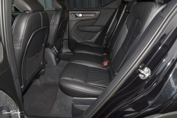 Volvo XC40 1.5 T5 Plug-in hybrid Ultimate Dark | Panorama dak | Zwenkbare trekhaak | Adaptieve cruise | Blis | Memory |