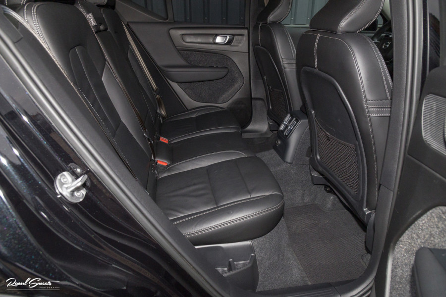 Volvo XC40 1.5 T5 Plug-in hybrid Ultimate Dark | Panorama dak | Zwenkbare trekhaak | Adaptieve cruise | Blis | Memory |