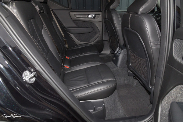 Volvo XC40 1.5 T5 Plug-in hybrid Ultimate Dark | Panorama dak | Zwenkbare trekhaak | Adaptieve cruise | Blis | Memory |