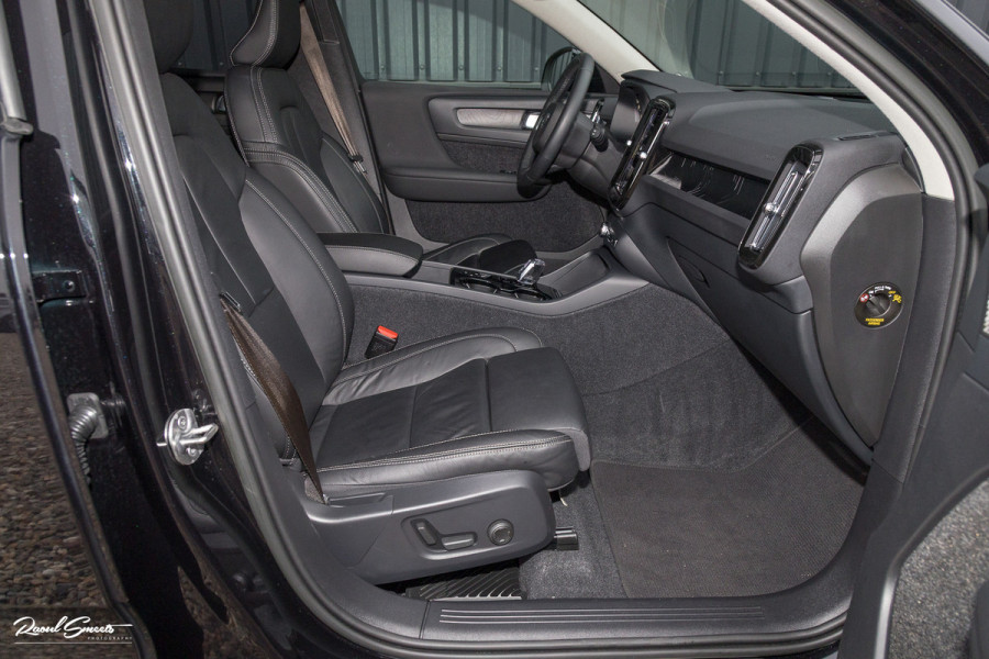 Volvo XC40 1.5 T5 Plug-in hybrid Ultimate Dark | Panorama dak | Zwenkbare trekhaak | Adaptieve cruise | Blis | Memory |