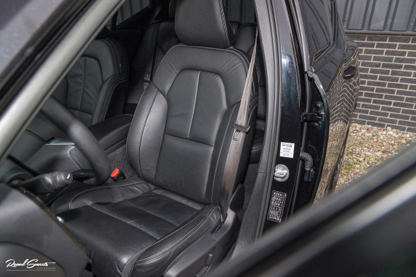 Volvo XC40 1.5 T5 Plug-in hybrid Ultimate Dark | Panorama dak | Zwenkbare trekhaak | Adaptieve cruise | Blis | Memory |