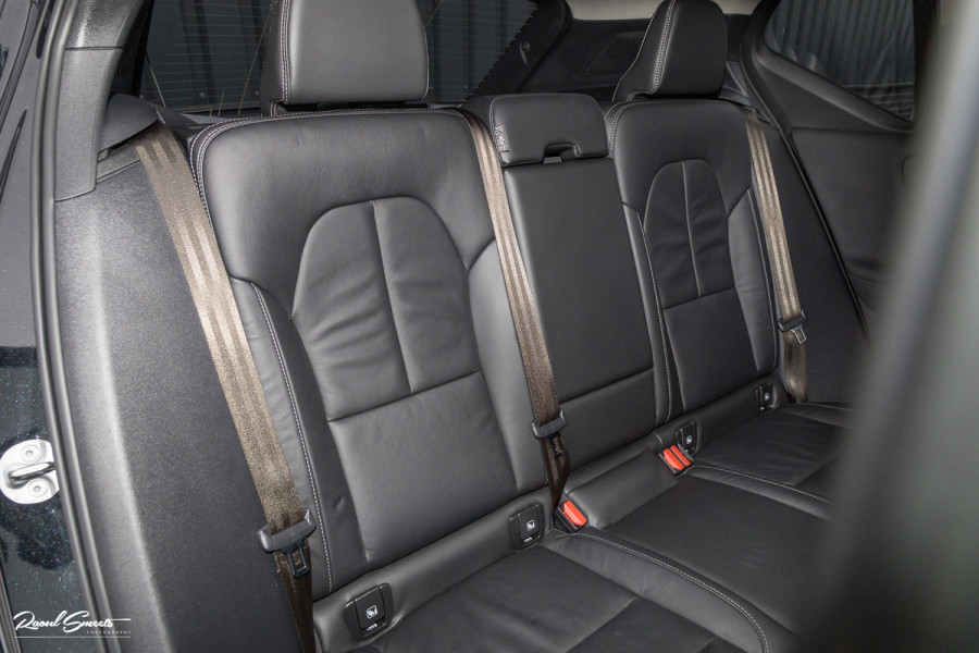 Volvo XC40 1.5 T5 Plug-in hybrid Ultimate Dark | Panorama dak | Zwenkbare trekhaak | Adaptieve cruise | Blis | Memory |