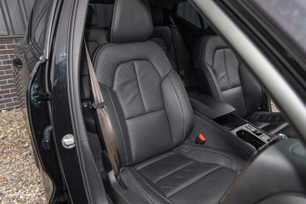 Volvo XC40 1.5 T5 Plug-in hybrid Ultimate Dark | Panorama dak | Zwenkbare trekhaak | Adaptieve cruise | Blis | Memory |