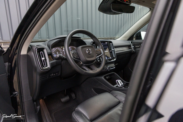 Volvo XC40 1.5 T5 Plug-in hybrid Ultimate Dark | Panorama dak | Zwenkbare trekhaak | Adaptieve cruise | Blis | Memory |