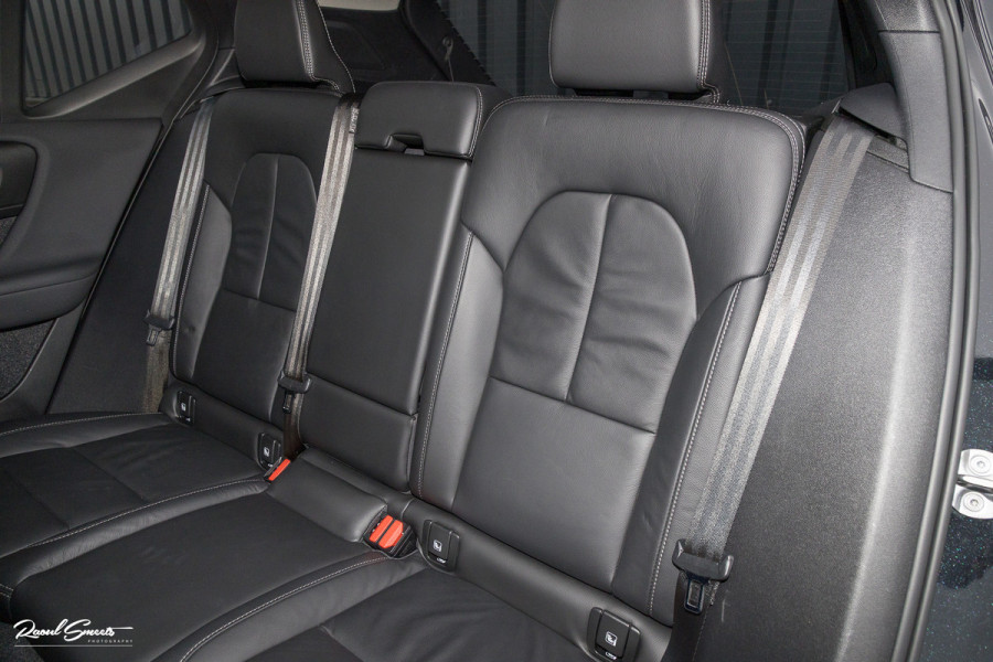 Volvo XC40 1.5 T5 Plug-in hybrid Ultimate Dark | Panorama dak | Zwenkbare trekhaak | Adaptieve cruise | Blis | Memory |