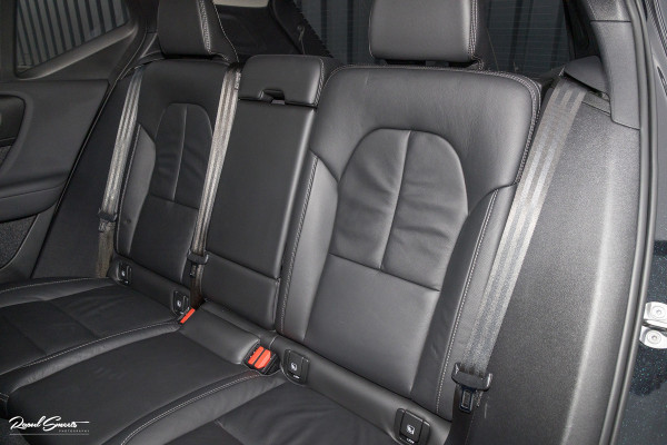 Volvo XC40 1.5 T5 Plug-in hybrid Ultimate Dark | Panorama dak | Zwenkbare trekhaak | Adaptieve cruise | Blis | Memory |