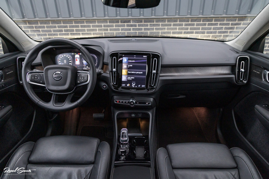 Volvo XC40 1.5 T5 Plug-in hybrid Ultimate Dark | Panorama dak | Zwenkbare trekhaak | Adaptieve cruise | Blis | Memory |