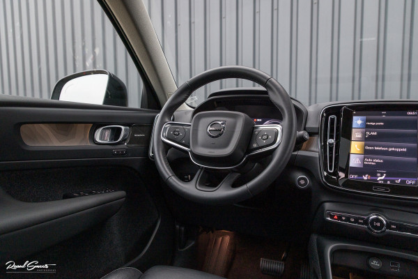 Volvo XC40 1.5 T5 Plug-in hybrid Ultimate Dark | Panorama dak | Zwenkbare trekhaak | Adaptieve cruise | Blis | Memory |