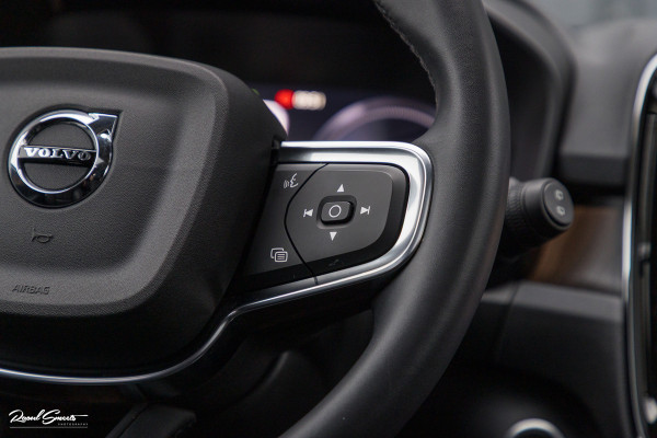 Volvo XC40 1.5 T5 Plug-in hybrid Ultimate Dark | Panorama dak | Zwenkbare trekhaak | Adaptieve cruise | Blis | Memory |