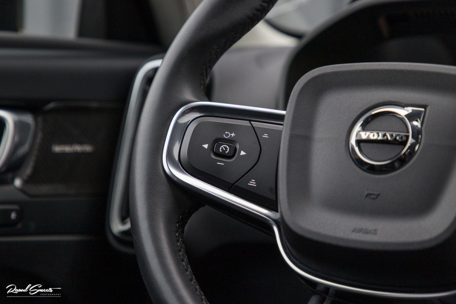 Volvo XC40 1.5 T5 Plug-in hybrid Ultimate Dark | Panorama dak | Zwenkbare trekhaak | Adaptieve cruise | Blis | Memory |