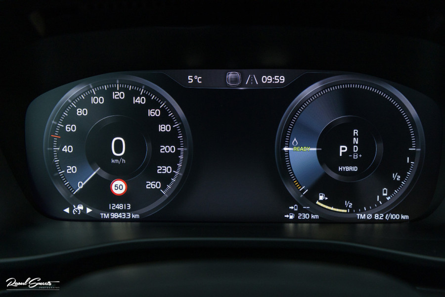 Volvo XC40 1.5 T5 Plug-in hybrid Ultimate Dark | Panorama dak | Zwenkbare trekhaak | Adaptieve cruise | Blis | Memory |