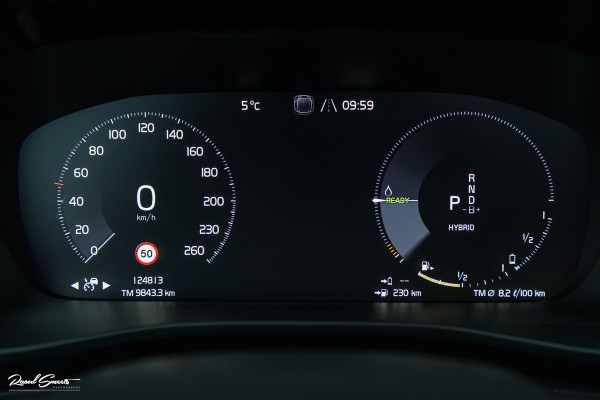 Volvo XC40 1.5 T5 Plug-in hybrid Ultimate Dark | Panorama dak | Zwenkbare trekhaak | Adaptieve cruise | Blis | Memory |