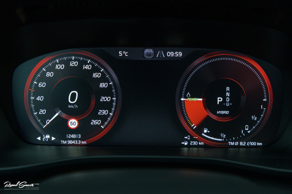 Volvo XC40 1.5 T5 Plug-in hybrid Ultimate Dark | Panorama dak | Zwenkbare trekhaak | Adaptieve cruise | Blis | Memory |