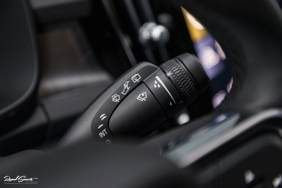 Volvo XC40 1.5 T5 Plug-in hybrid Ultimate Dark | Panorama dak | Zwenkbare trekhaak | Adaptieve cruise | Blis | Memory |