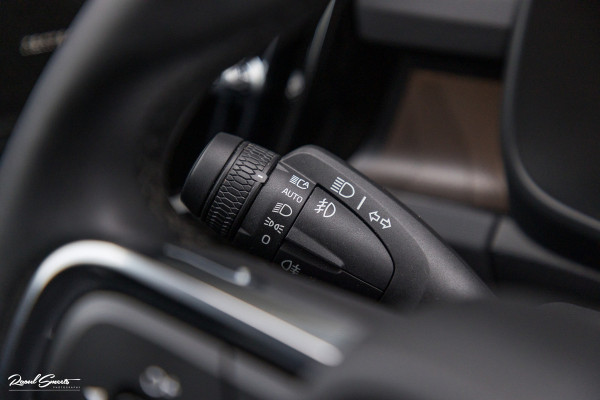 Volvo XC40 1.5 T5 Plug-in hybrid Ultimate Dark | Panorama dak | Zwenkbare trekhaak | Adaptieve cruise | Blis | Memory |