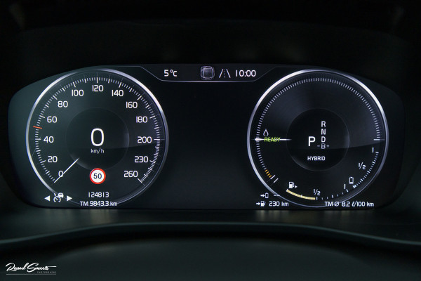 Volvo XC40 1.5 T5 Plug-in hybrid Ultimate Dark | Panorama dak | Zwenkbare trekhaak | Adaptieve cruise | Blis | Memory |