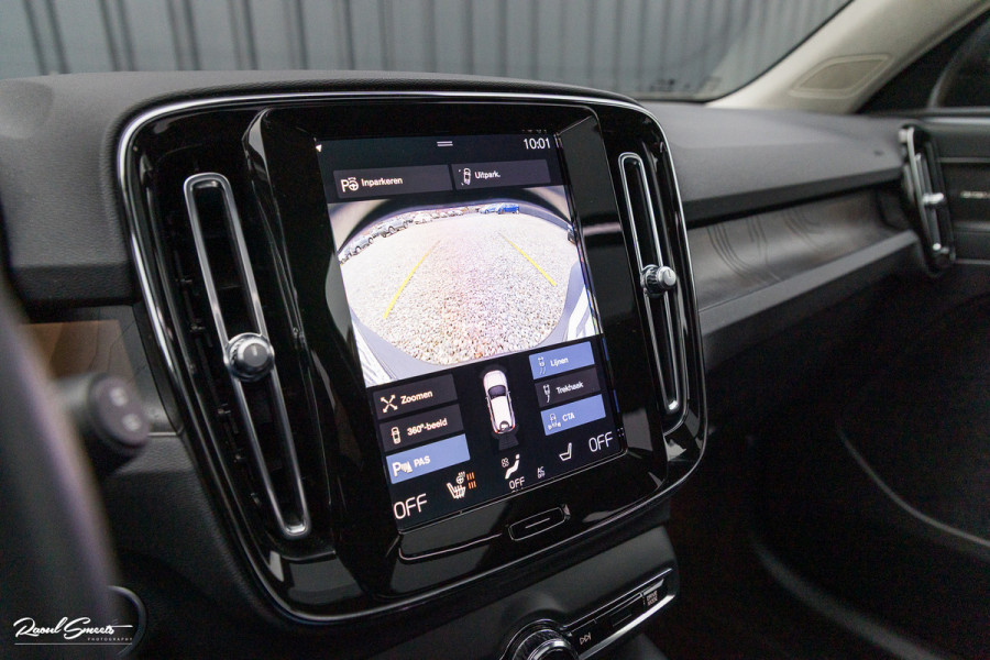 Volvo XC40 1.5 T5 Plug-in hybrid Ultimate Dark | Panorama dak | Zwenkbare trekhaak | Adaptieve cruise | Blis | Memory |